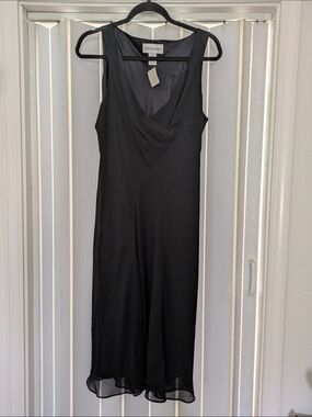 Bloomingdale's Black Sleeveless V-Neck Midi Dress 100 % Silk New